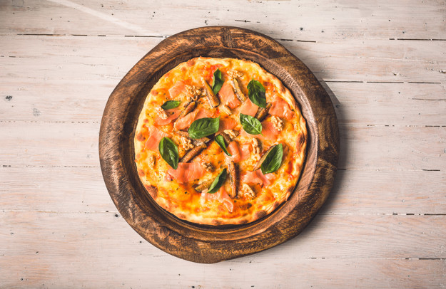 Pizza de salmón, albahaca, higos y nueces