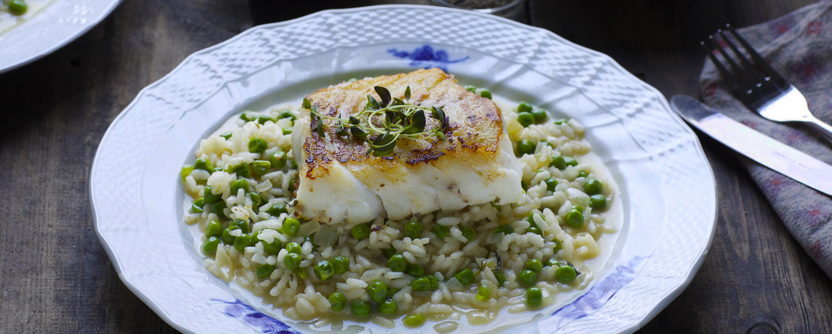 Panstekt torsk serverad med sammetsmjuk risotto med smak av timjan och ärtor är en oslagbar kombination. Prova en dag där när du känner för något extra gott, eller servera – och imponera! – när du har gäster vid bordet.