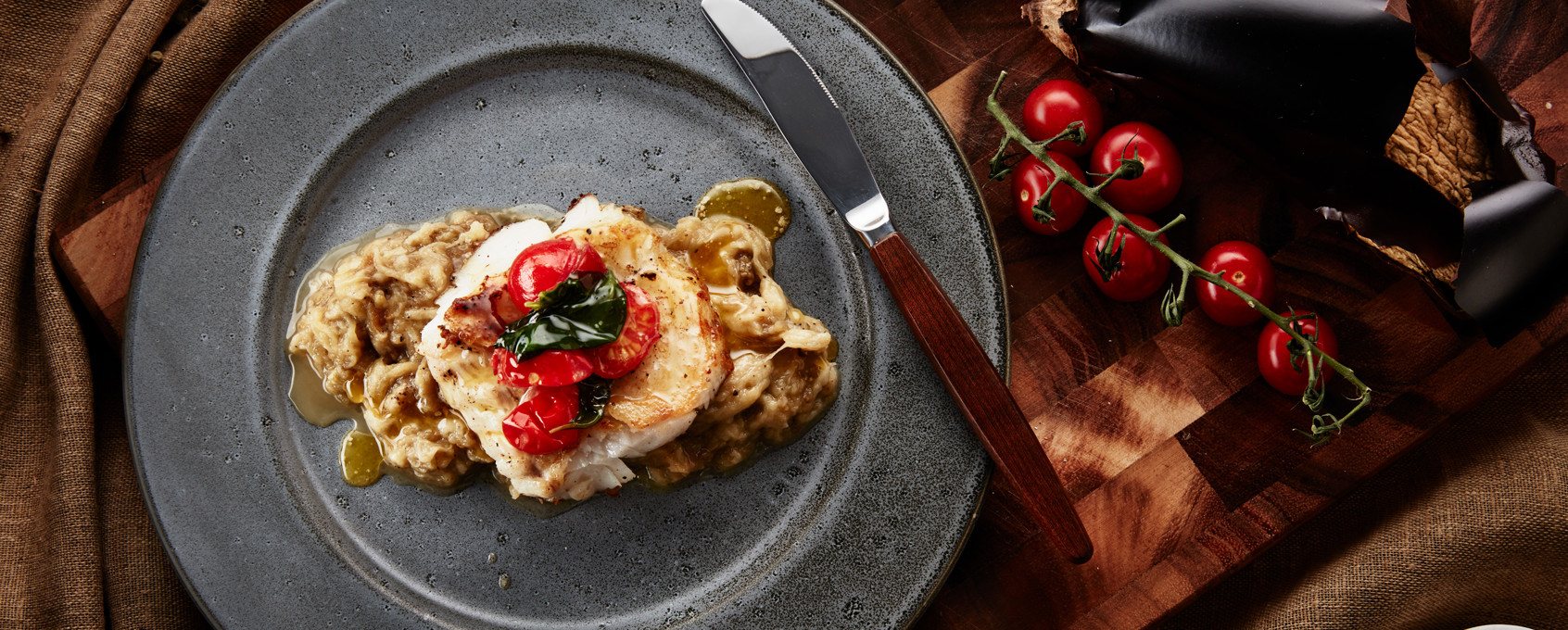 Stekt skrei med basilikasmör och tomater