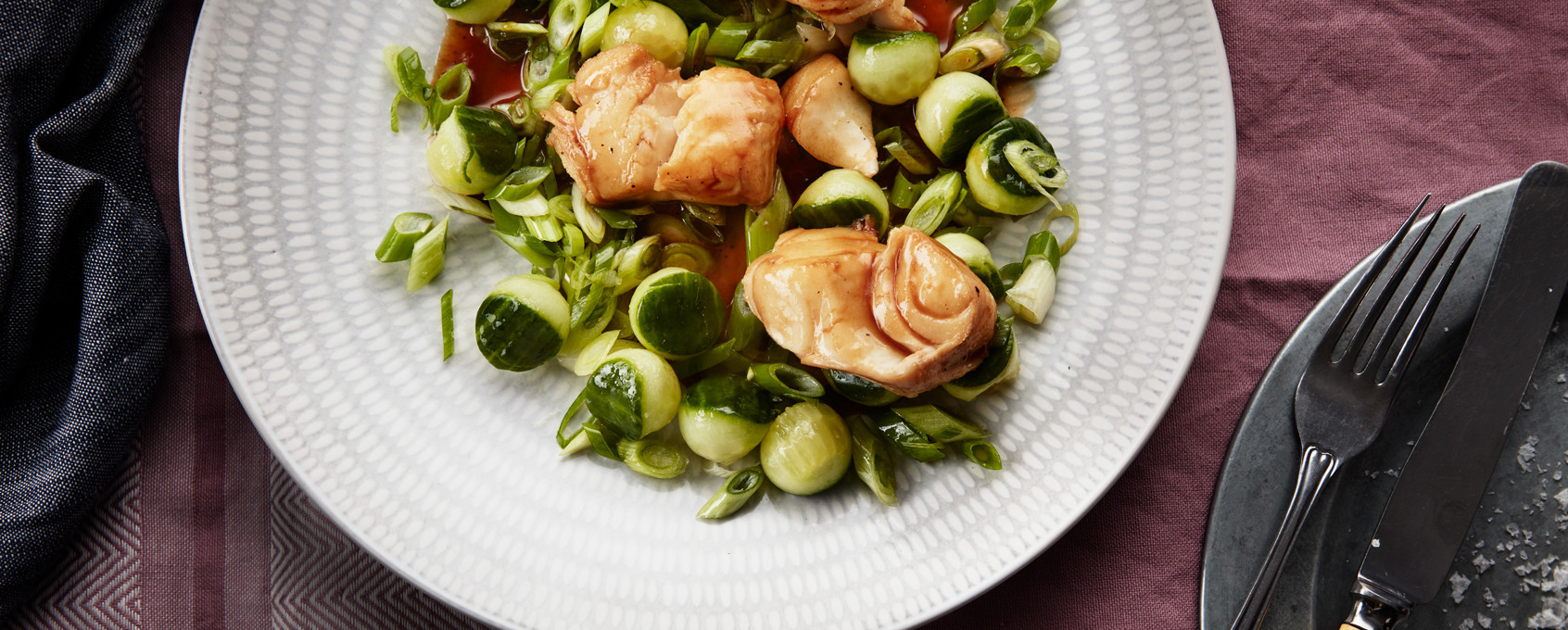 Stekt skrei med vårlök och gurka