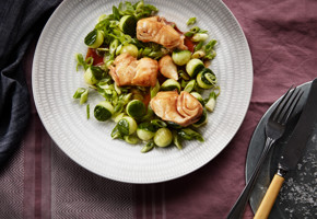 Stekt skrei med vårlök och gurka