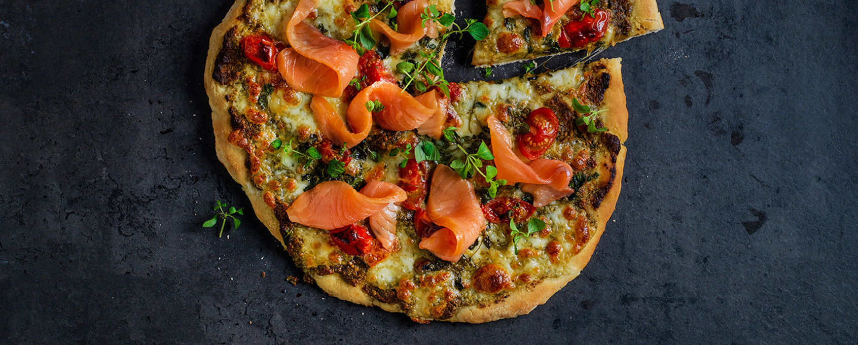 Pesto Soslu, Mozarellalı ve Somon Fümeli Pizza