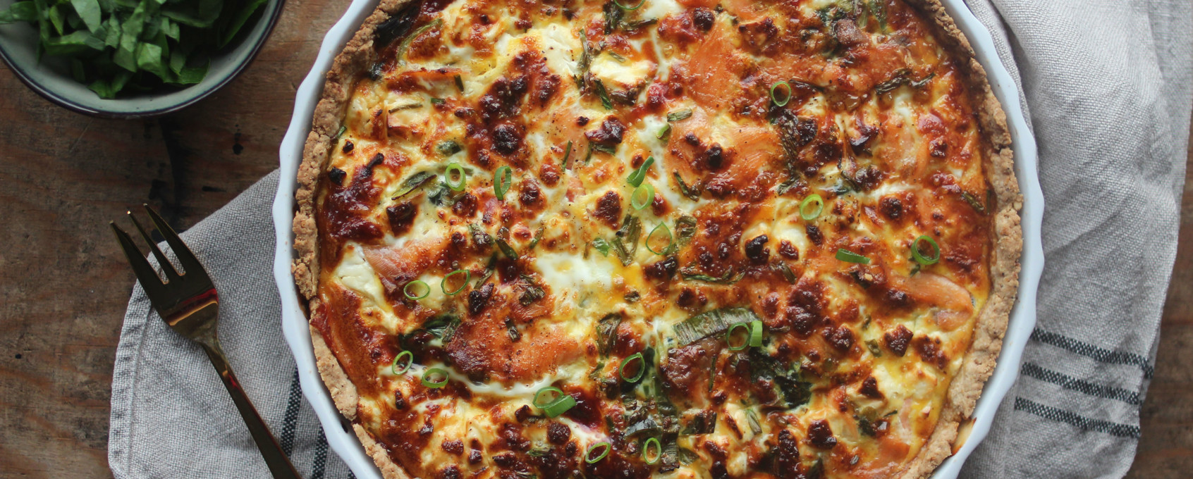 Pai med røkelaks, fetaost og spinat