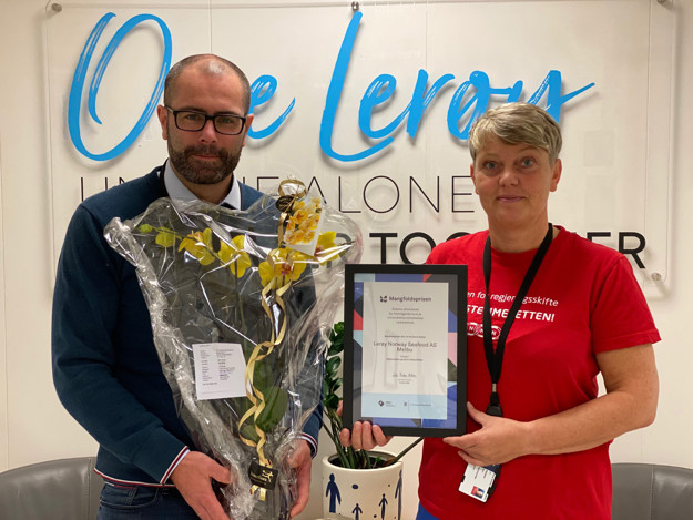 Jørn-Åge and Nina accepting the award with flowers and diploma.