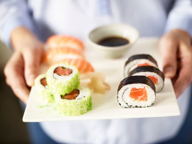 Sushi servert på fat