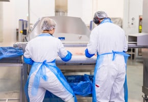 Blått hav i fokus, på bildet kan man se halvparten av en merd i en halvsirkel på vannet.