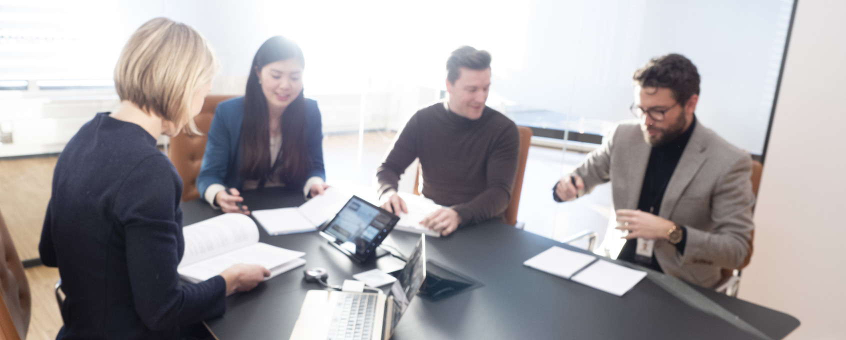 Ansatte i et møterom