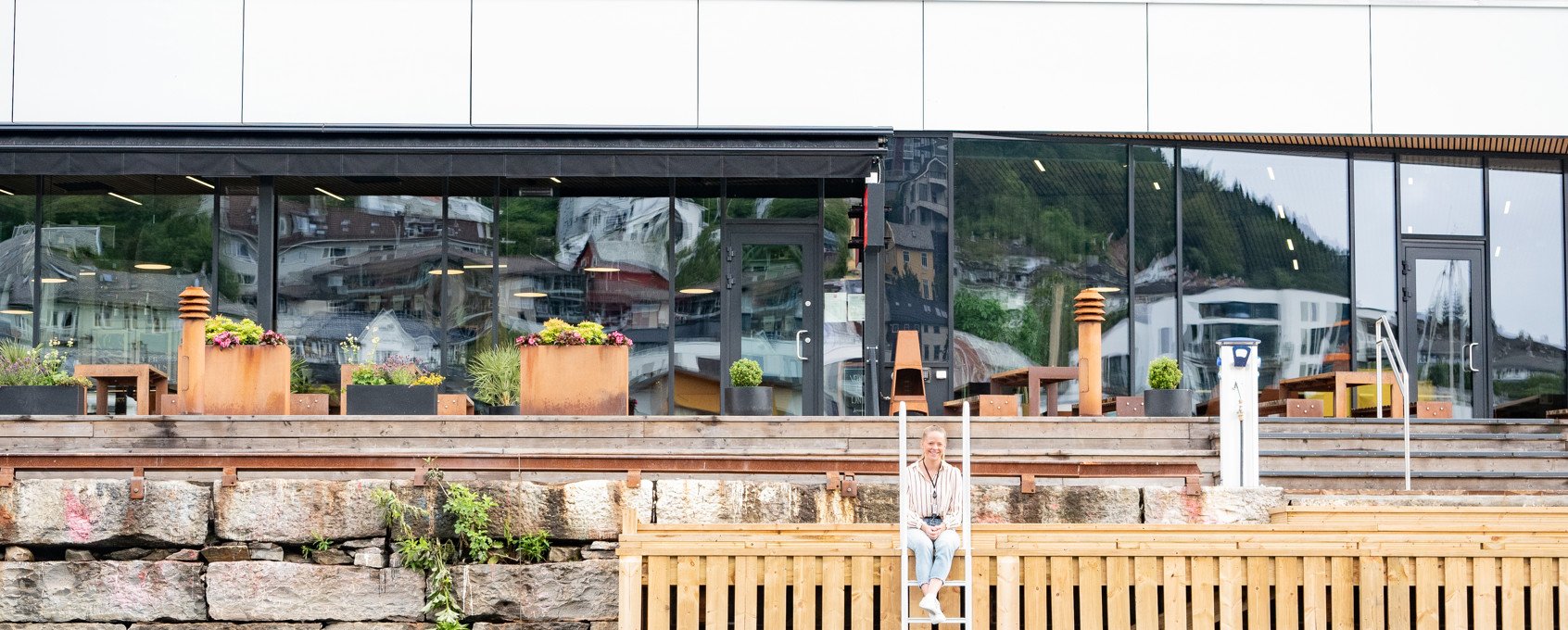 Astrid foran Lerøys hovedkontor i Bergen