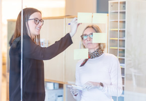 Ansatte jobber på kontor