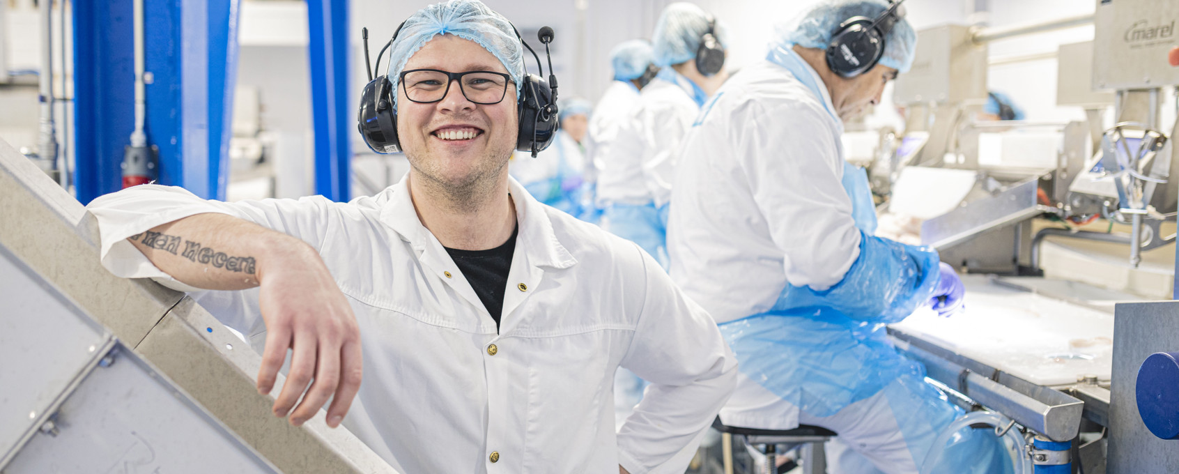 Dovydas Lidzius på jobb på fiskefabrikken i Stamsund