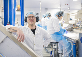 Dovydas Lidzius på jobb på fiskefabrikken i Stamsund