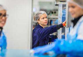 Ansatt på arbeid i fabrikk