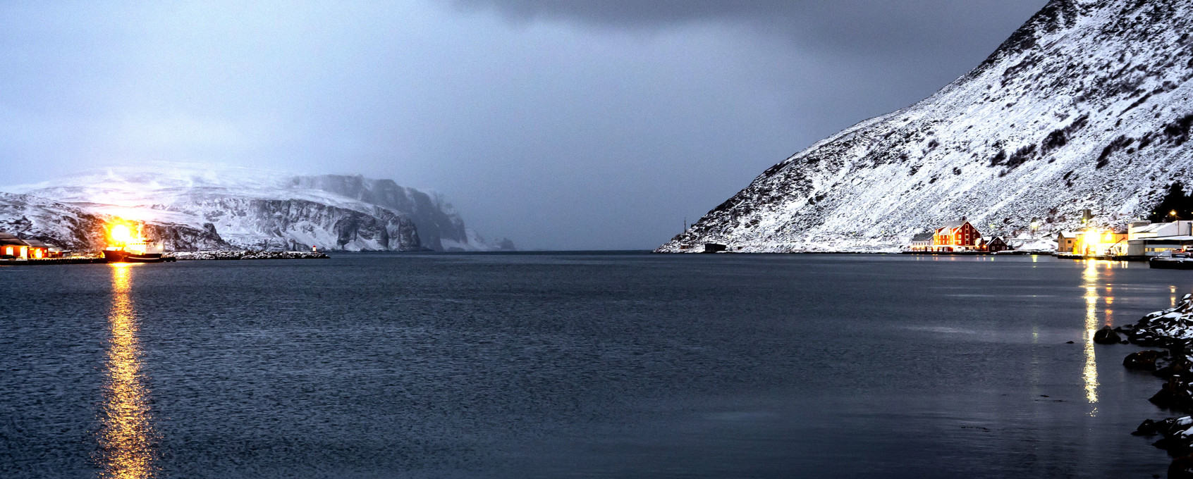 Ansatt ved bil med Lerøy bekledning