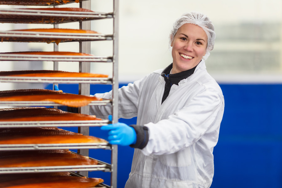 Kvinne på arbeid i fabrikk