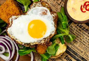 Panert sei med speilegg og chilimajones