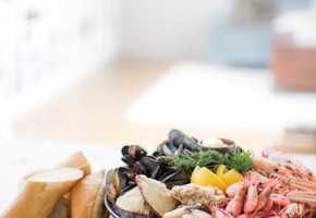 Skalldyr på fat med brød og smør