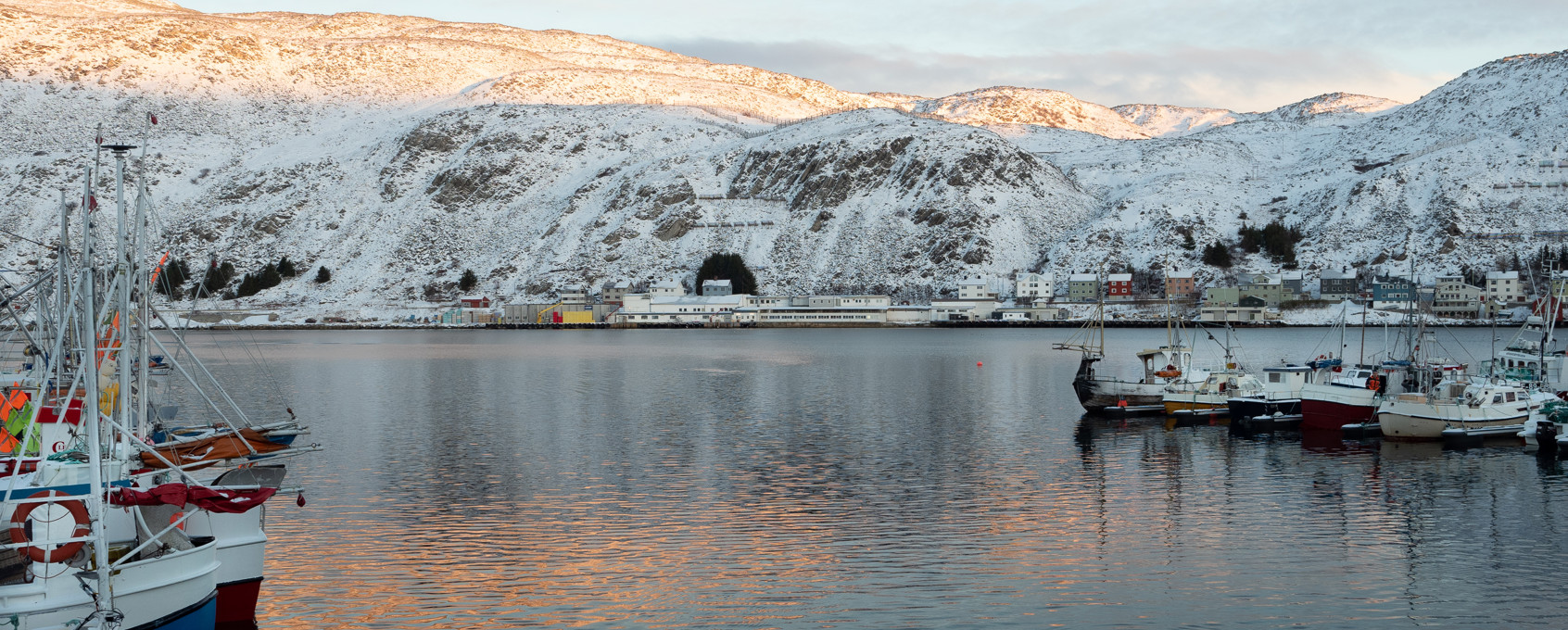 Kjøllefjord med fabrikken til Lerøy Norway Seafoods ved vannet