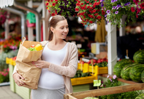 Gravid kvinne med post med matvarer