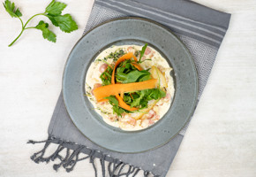 Skrei i kremet saus med bacon og urtesalat