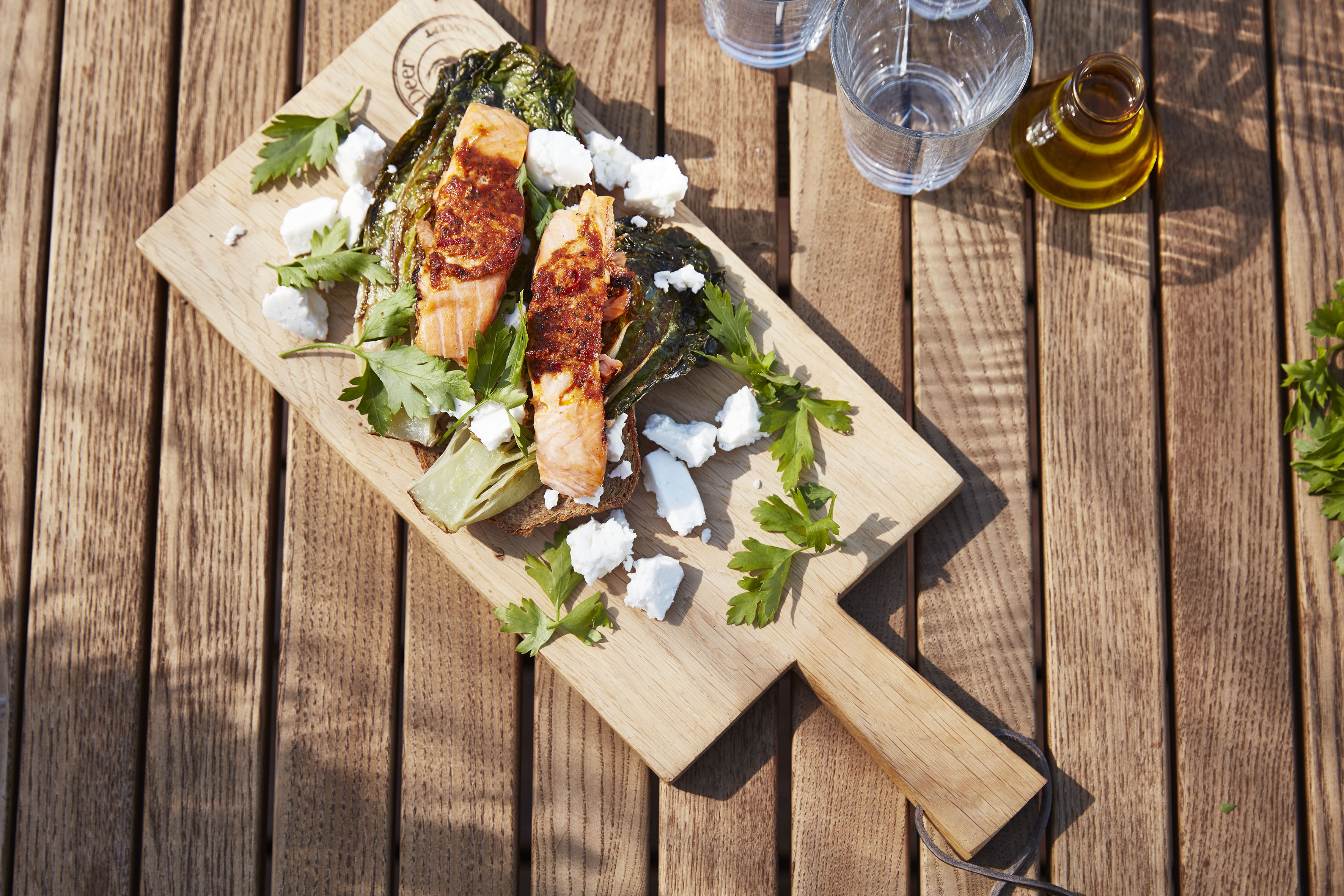 Grillad lax med kryddstartkt paprikasmör, stekt hjärtsallad och bröd