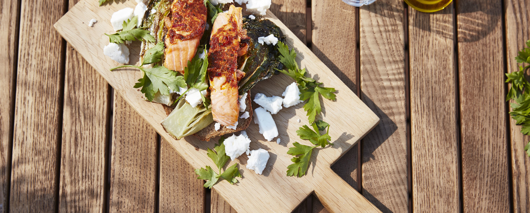 Laks med spicy paprikasmør stekt hjertesalat og brød
