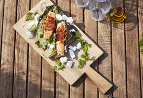 Grillad lax med kryddstartkt paprikasmör, stekt hjärtsallad och bröd