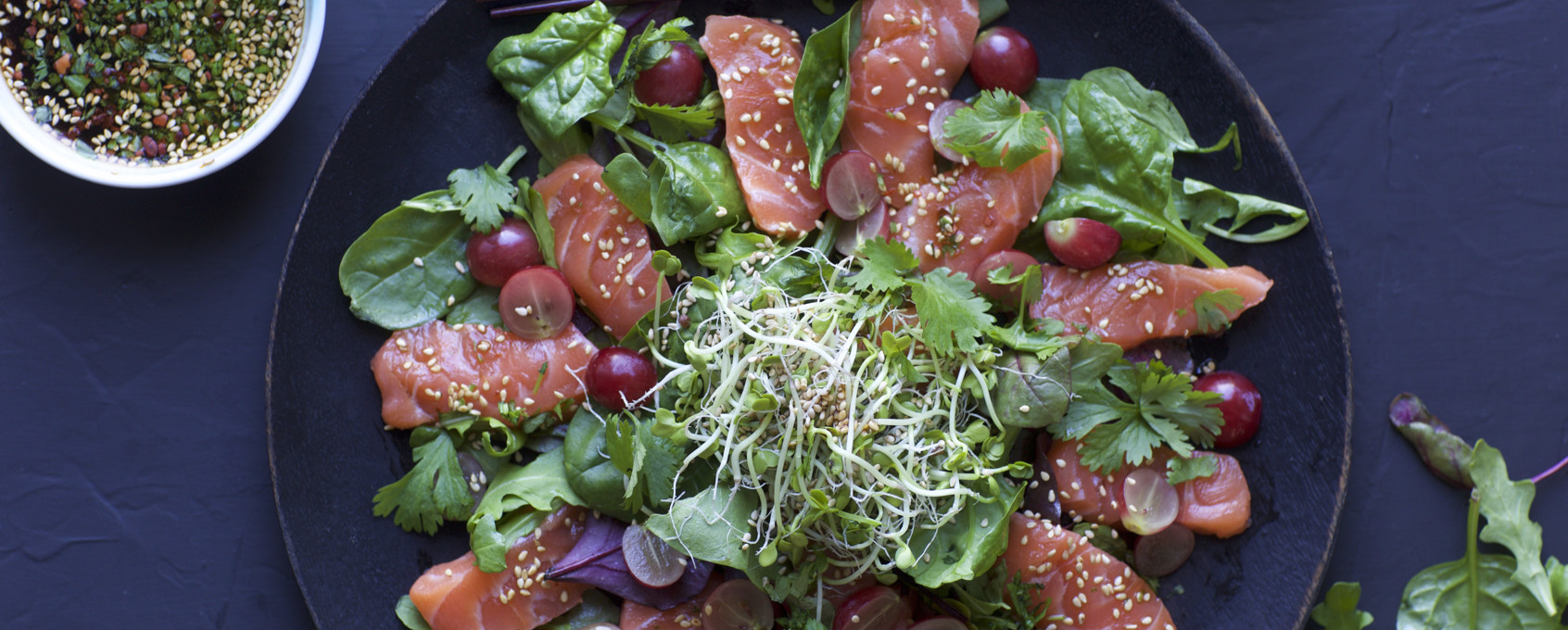 Asiatisk sallad med sashimi, druvor och groddar