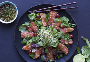 Asiatisk sallad med sashimi, druvor och groddar