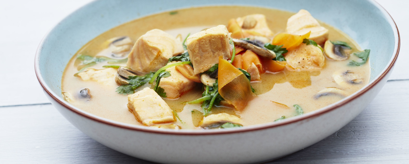 Asiatisk suppe med laks, kokosmelk og koriander