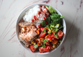 Bowl med ovnsbakt laks og grønnsaker