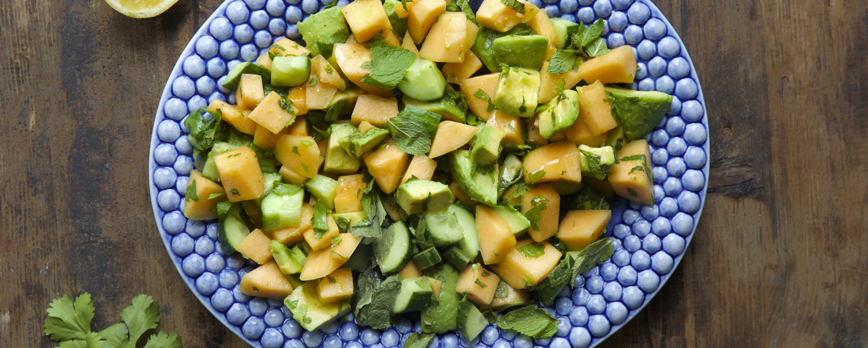 Salat med cantaloupe, avokado, agurk og mynte