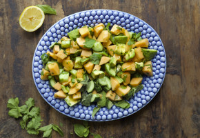 Salat med cantaloupe, avokado, agurk og mynte