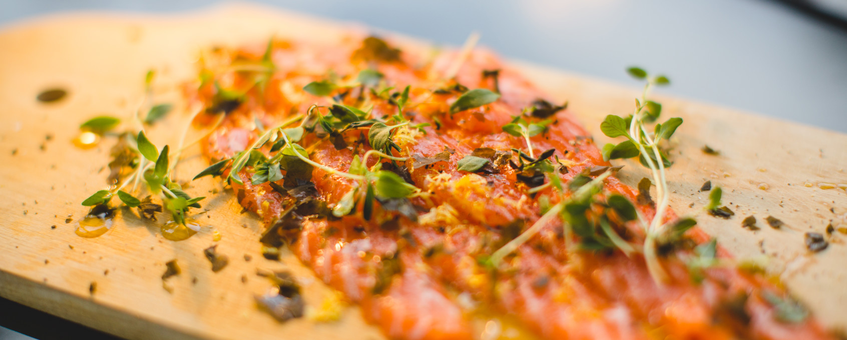 Carpaccio av ørret med sukkertare