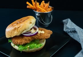 Crispy fiskeburger, chilimajones og søtpotetfries