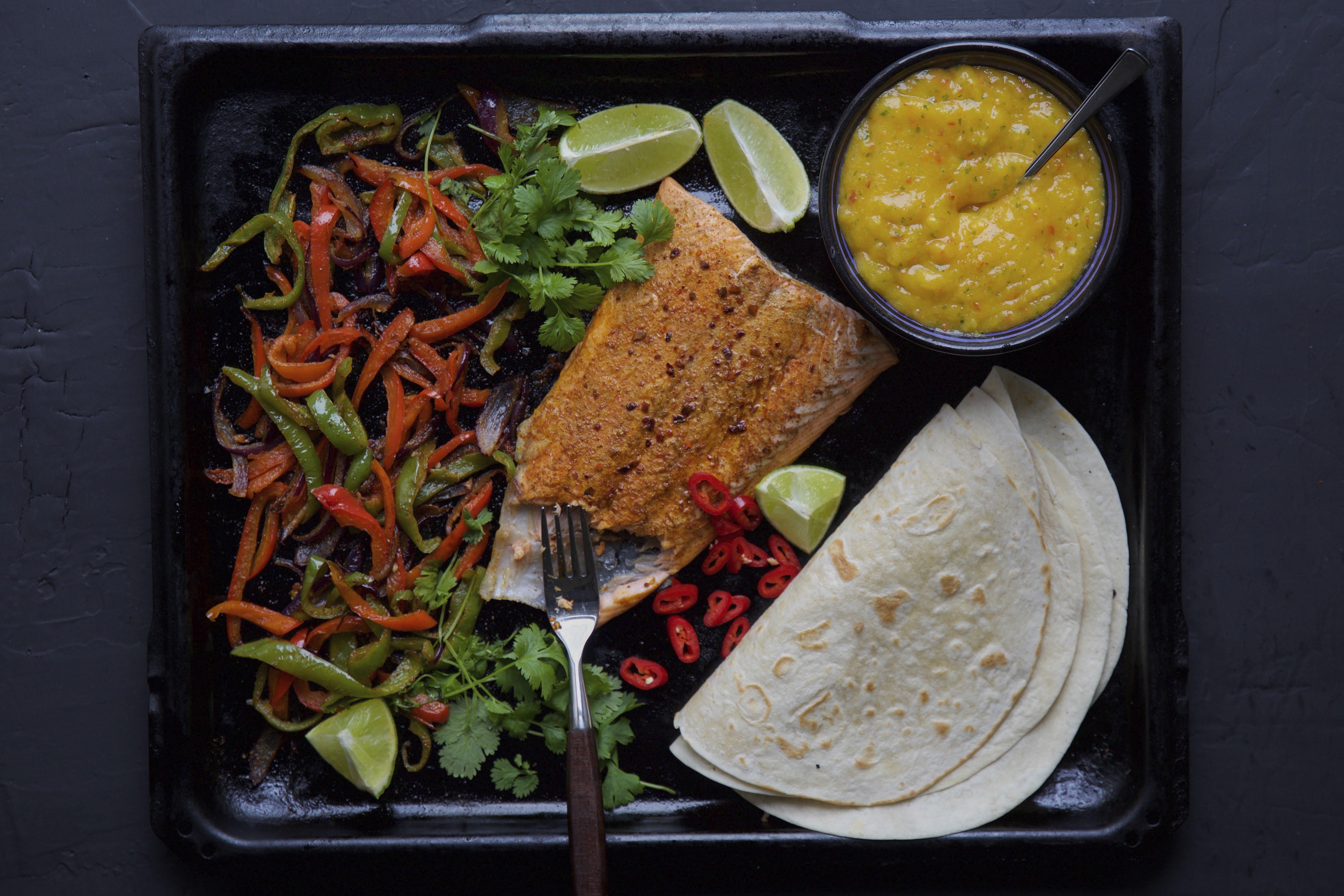 Fajitas med laks og mangosaus