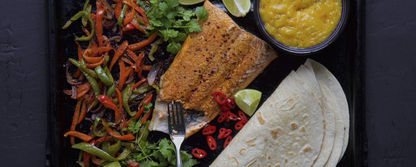 Fajitas med laks og mangosaus