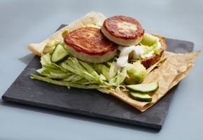 Fiskekaker på grovbrød med vårløk og avokado