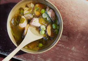 Fiskesuppe med sukkertare, ørret og sitron