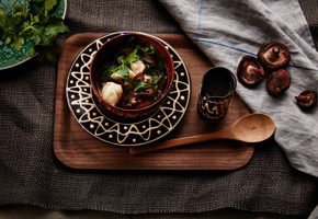 Hotpot med torsk, sopp og urter i buljong