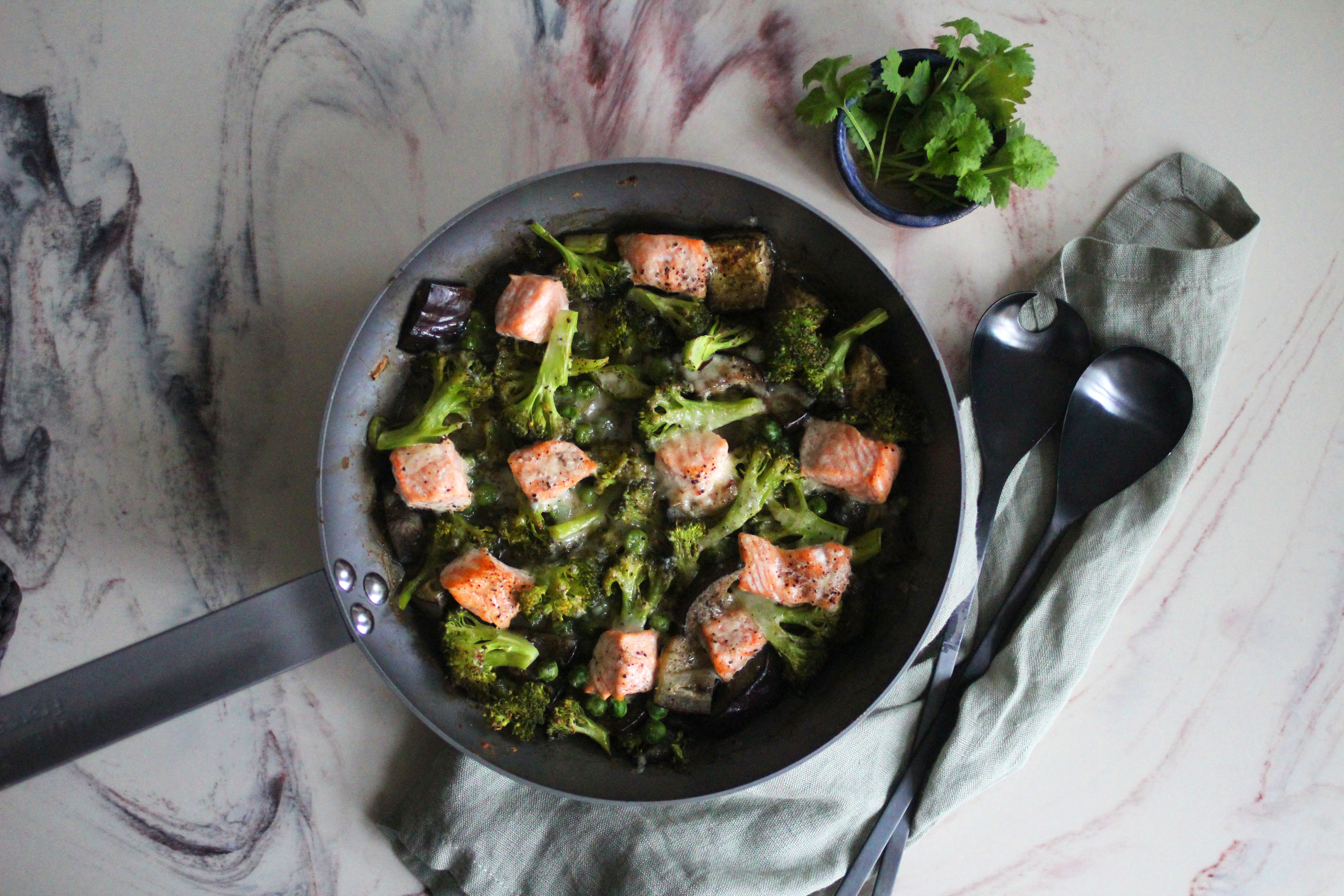 Form i ovnen med gratinert laks og grønnsaker