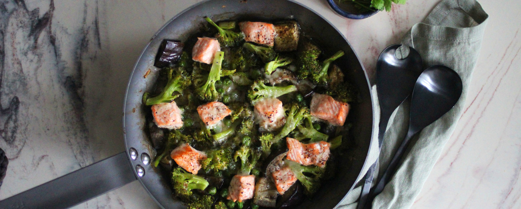 Form i ovnen med gratinert laks og grønnsaker