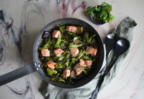 Form i ovnen med gratinert laks og grønnsaker