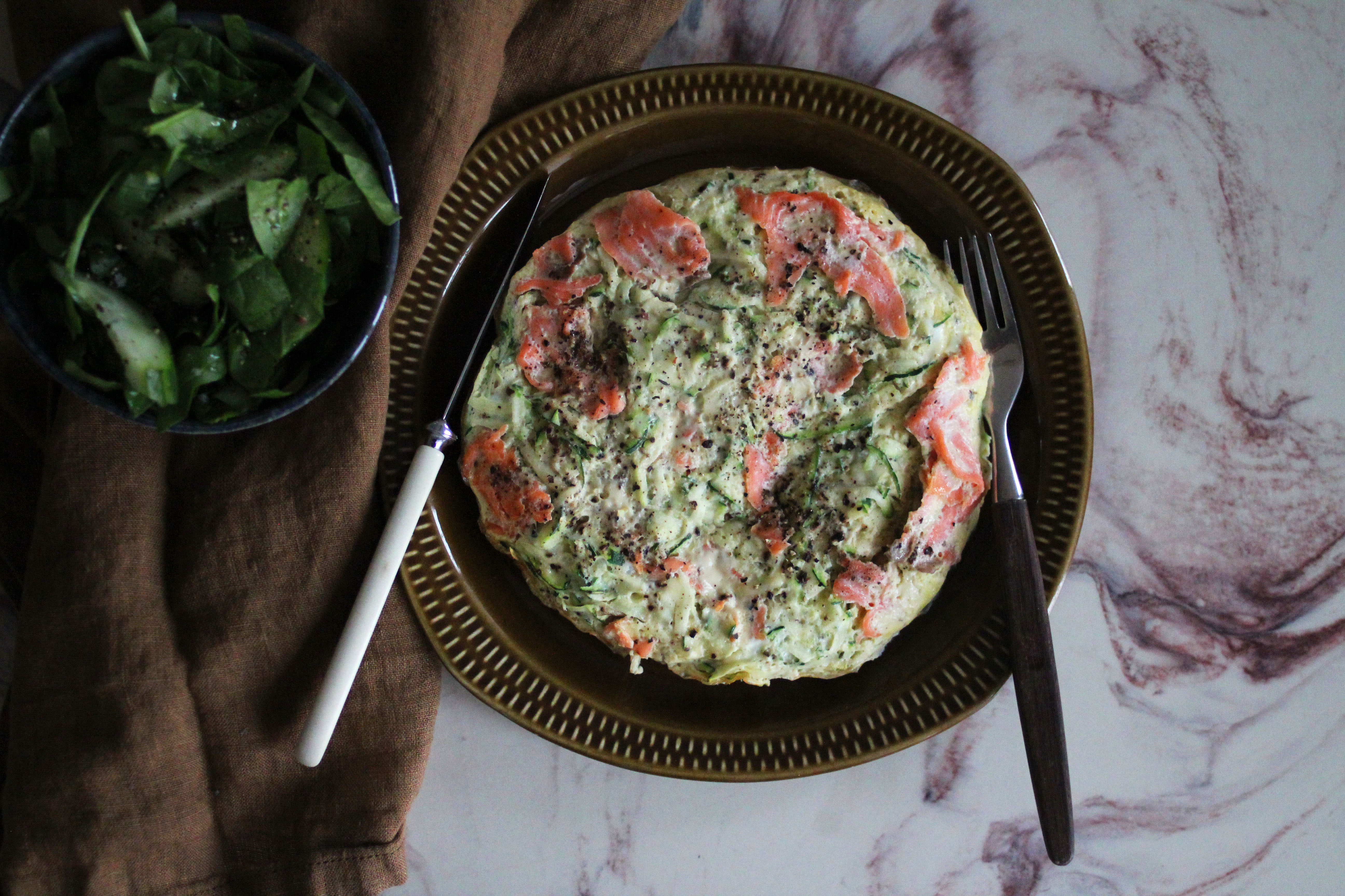 Frittata med røkelaks, ost og revet squash