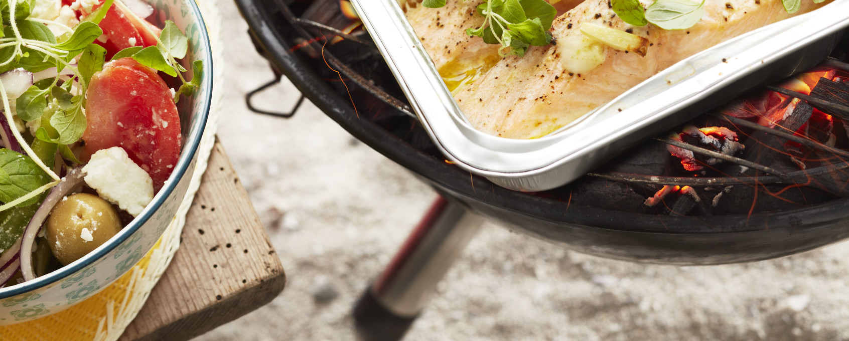 Grillet laks med hvitløk og gresk salat