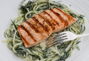 Grillet laks med agurksalat