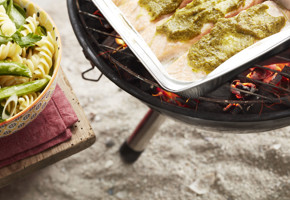 Grillet laks med pesto og pastasalat
