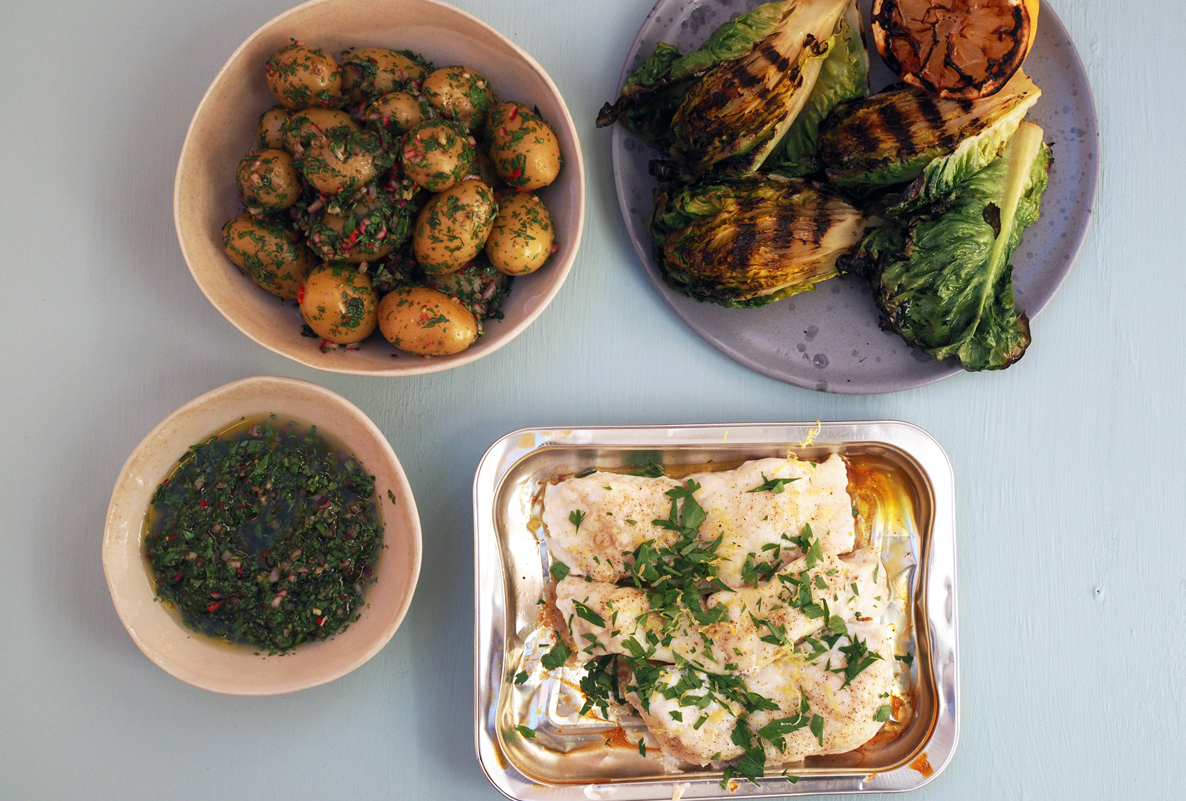 Grillet steinbit med chimichurripoteter og sitron