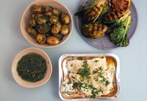 Grillad havskatt med chimichurripotatis och citron