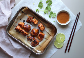 Familie spiser middag på restaurant