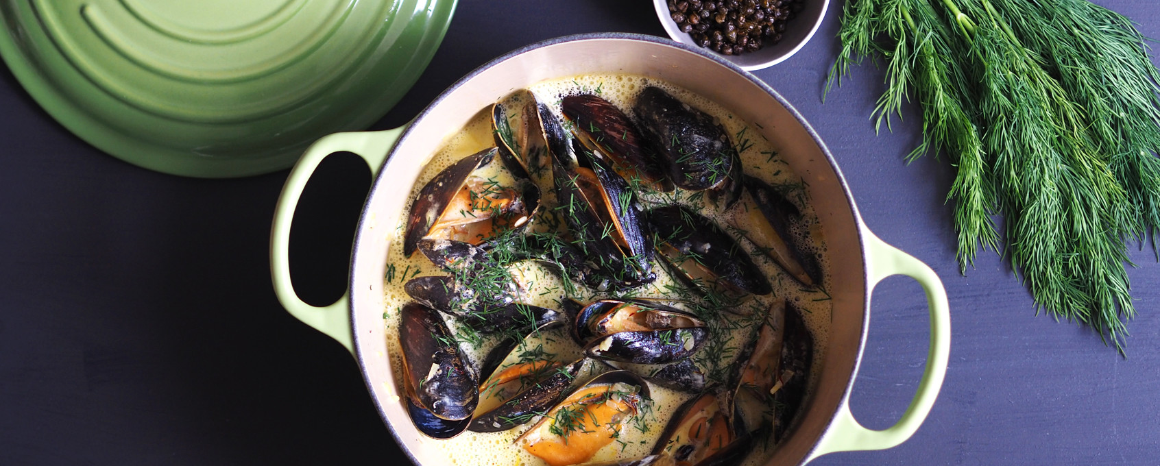 Hvitvinsdampede blåskjell med safran og friterte kapers